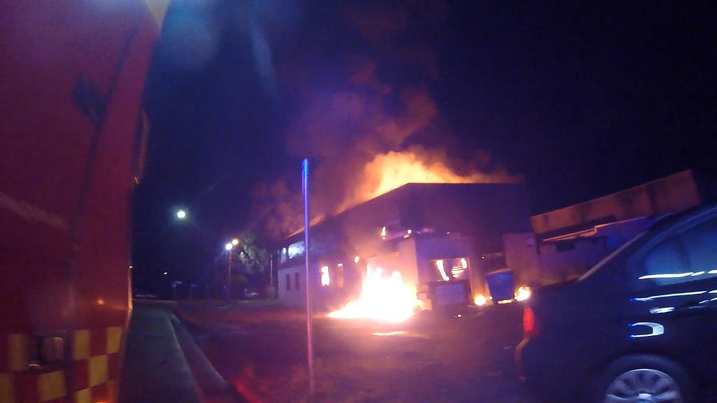 悉尼汽车修理厂起火，30余名消防员奋战2小时！警方认定火灾可疑（组图） - 2