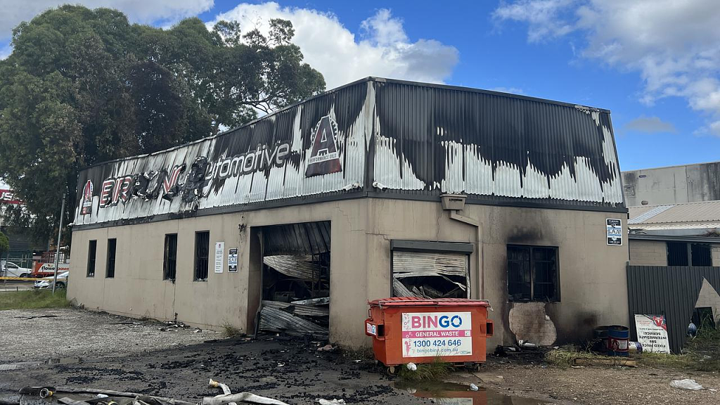悉尼汽车修理厂起火，30余名消防员奋战2小时！警方认定火灾可疑（组图） - 3