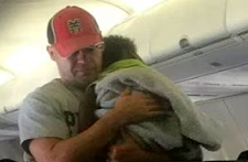 外网吵翻！婴儿飞机上哭闹45分钟，乘客崩溃怒骂被警察带走！有人骂他巨婴有人封他英雄（组图）
