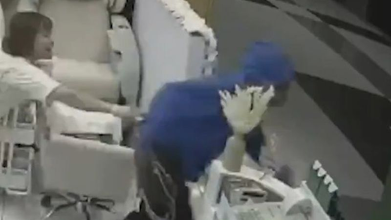 猖狂！澳女美甲店抢包，5名员工追出门（视频/图） - 2