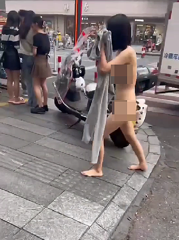 少女脱光衣服后，走到街上。