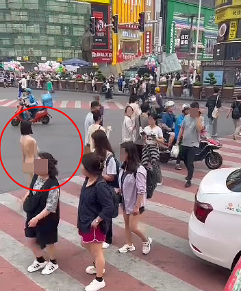 少女其后在熙来攘往的街上行走，网民实拍她过马路一刻。