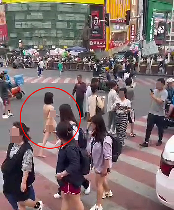 马路中有不少转头看她全裸散步，有人亦拿出手机拍摄。