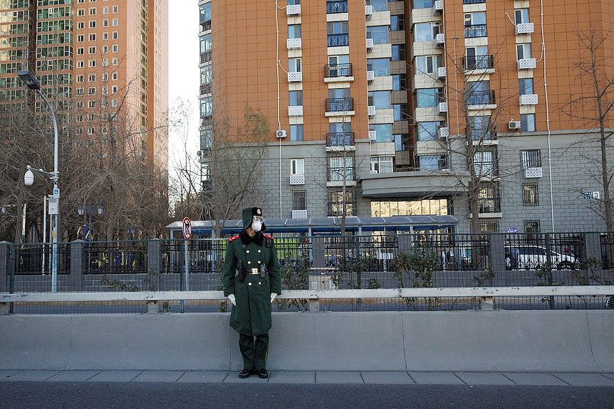 一名解放军站在北京的大街上