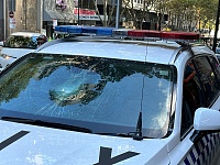 澳洲CBD警局外警车被砸，华人目击围观者“拍手称快”！偷窃、持刀强闯，警局竟成罪案目标？（组图）