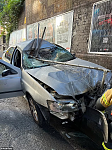 Hurstville街头发生惨烈车祸，小车被路旁护栏刺穿！7旬司机险丧命（组图）