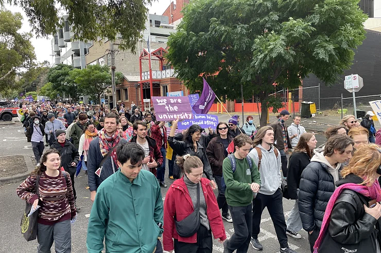 澳洲9所高校员工罢工，墨尔本街头上千人游行！交通受影响（图） - 2