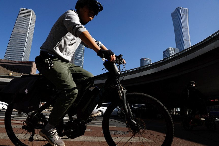 一名男子骑车经过北京立交桥