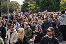 “停止薪资剥削​！”澳高校数百教职员工大罢工，游行抵制待遇不公！中国留学生参与表声援（视频/组图）