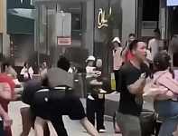 内地游客与香港烧鹅店员工混战，因店家态度强硬，禁止婴儿车入内（视频/组图）