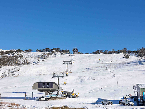 新南威尔士州 Perisher 度假村的滑雪道覆盖着健康的积雪