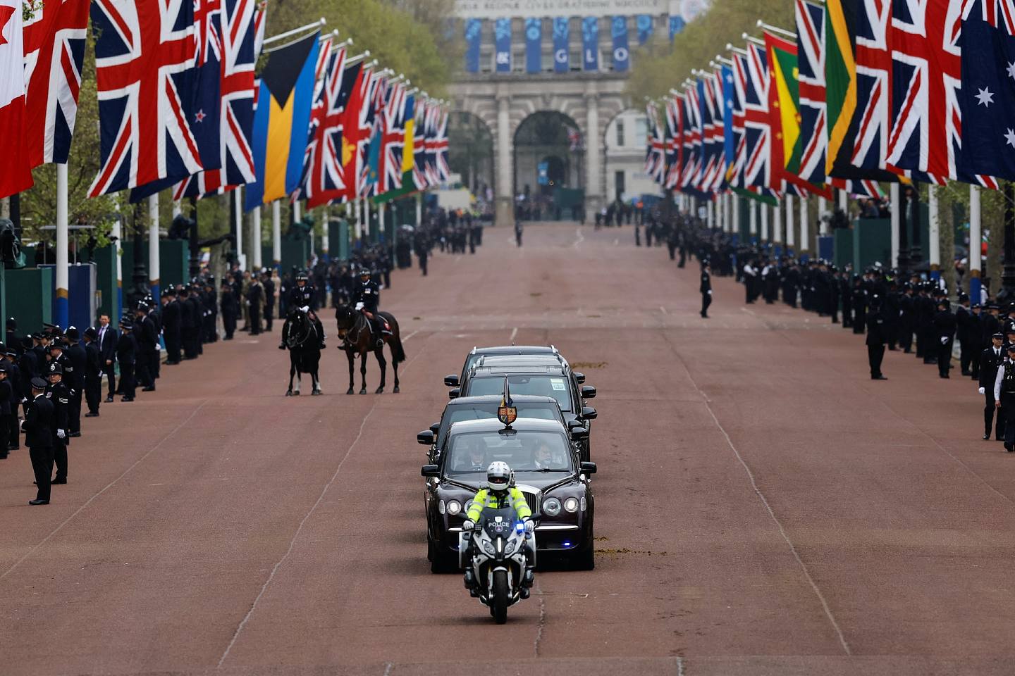查里斯加冕：图为2023年5月6日，皇家车队将查里斯载往白金汉宫。 （Reuters）