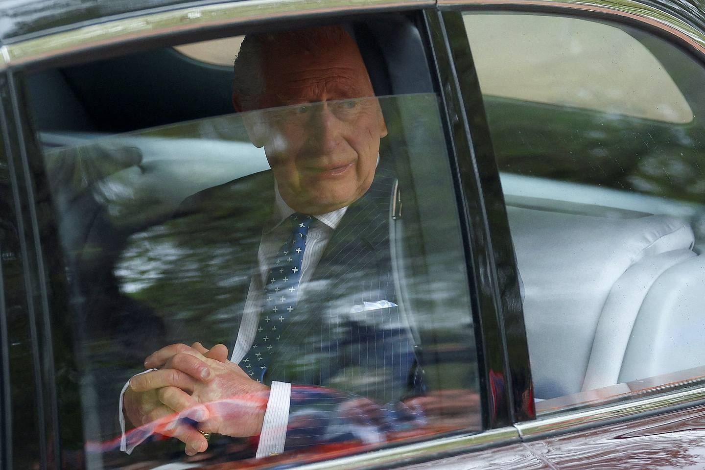 查里斯加冕：图为2023年5月6日，皇家车队将查里斯载往白金汉宫。 （Reuters）