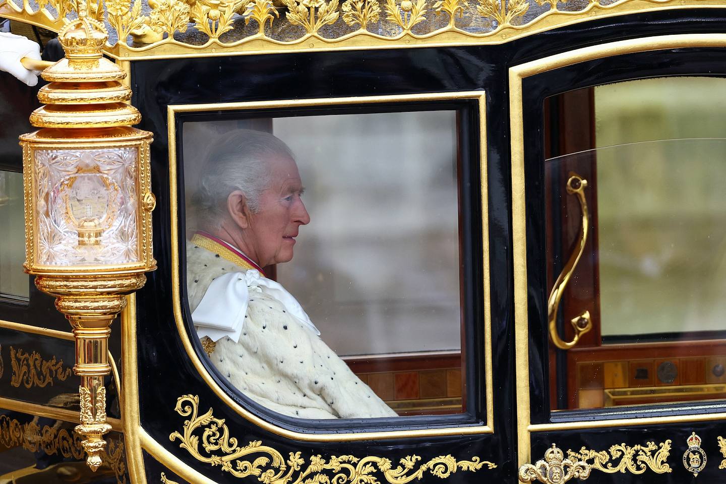 查理斯加冕：已披上礼袍的查理斯被拍到身在马车内。 （Reuters）