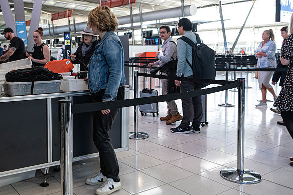 一些女性抱怨她们在悉尼机场受到安保人员的待遇。