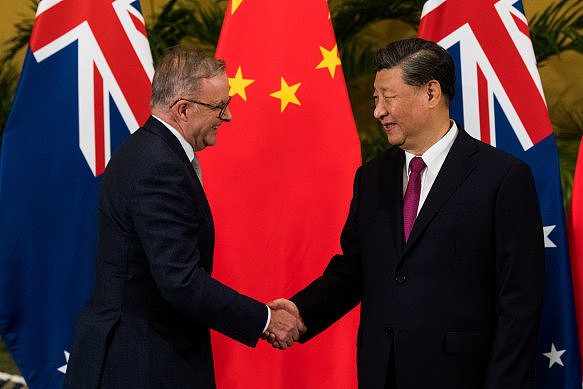 安东尼·艾博年总理去年在巴厘岛会见了中国国家主席习近平。