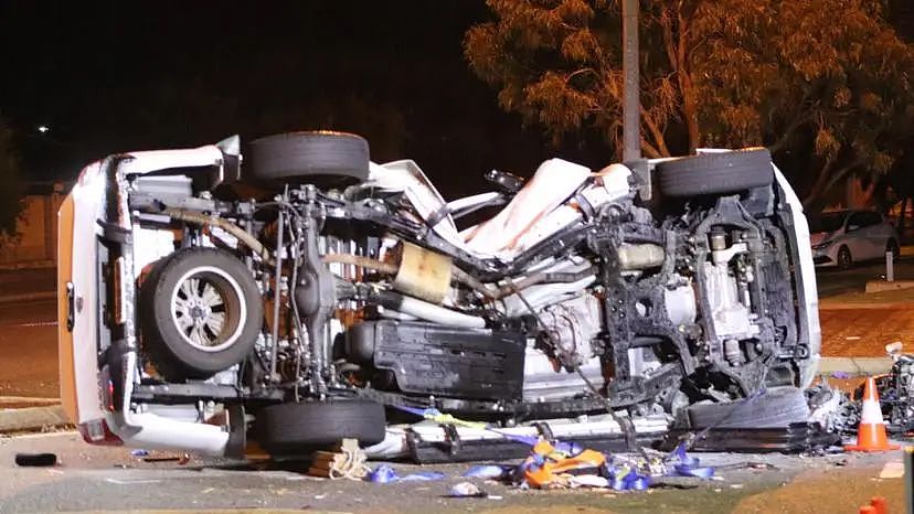 车辆严重变形！珀斯南部发生恐怖车祸，两司机当场死亡，两孩送医（组图） - 2
