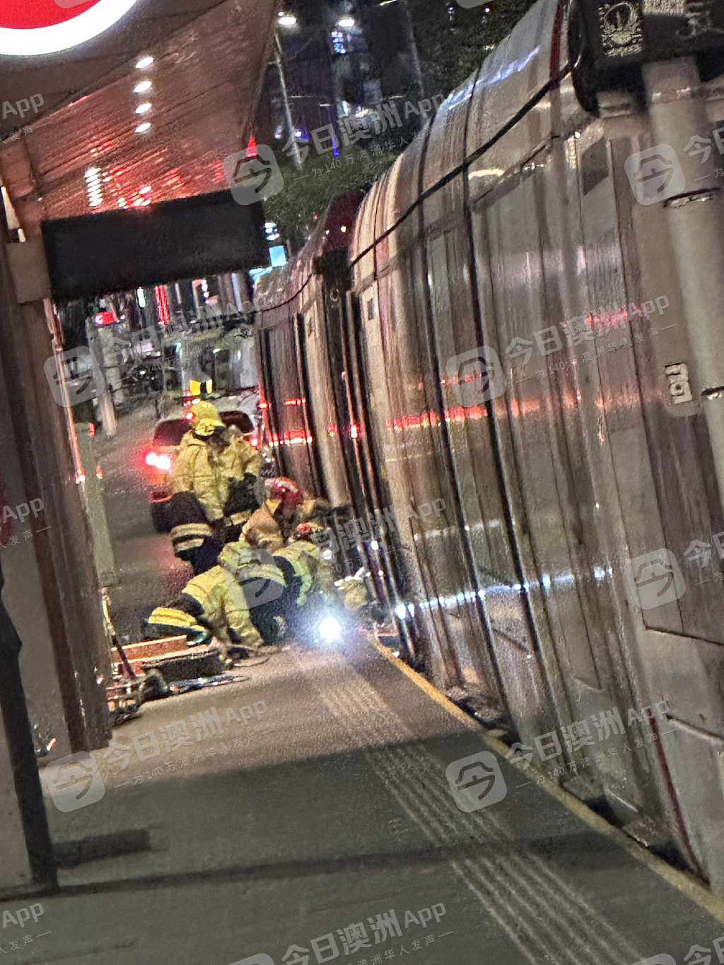 突发！悉尼CBD轻轨午夜碾人致死！警方封路营救失败，华人目击恐怖现场（视频/组图） - 1