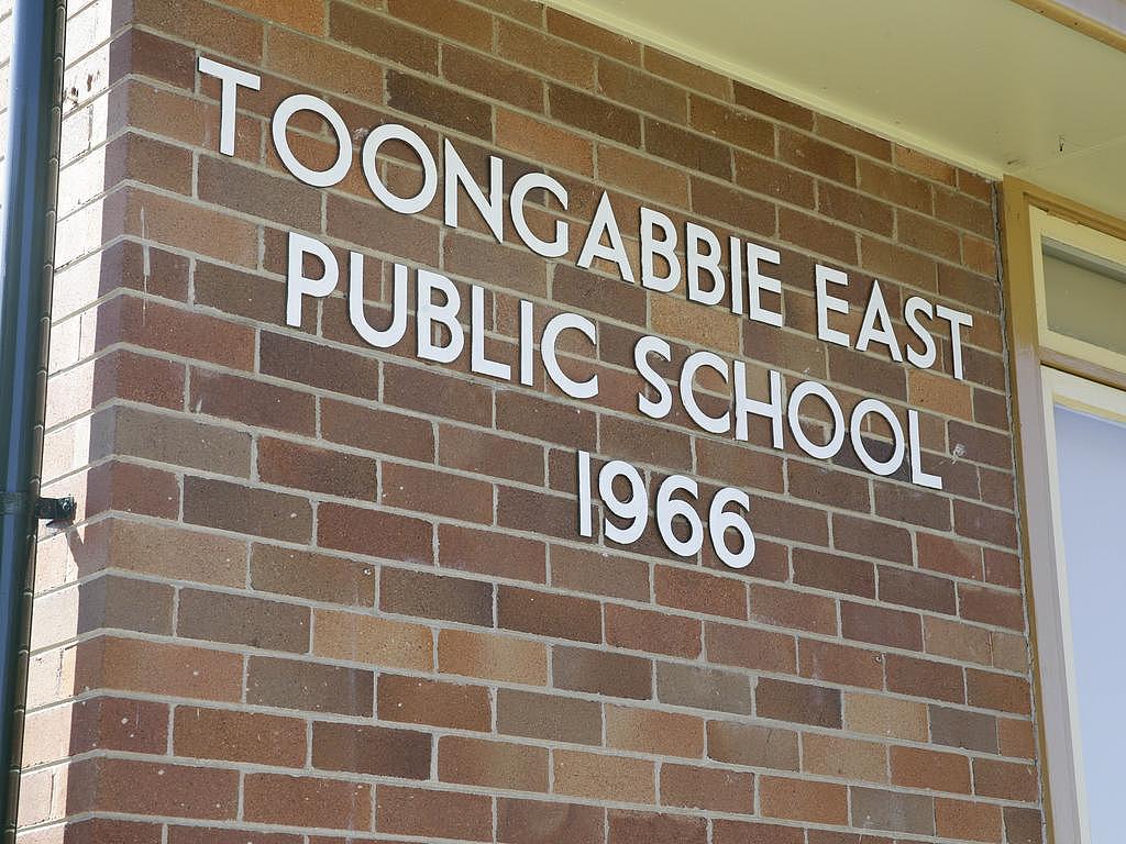 Toongabbie East Public School 的学生本周因学校出现新冠病例而被要求留在家中，但现在已经恢复正常上课。 图片：大卫·斯威夫特