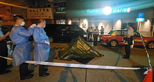 疑对生活感到不满，香港老妇堕楼压毁货车身亡（图）