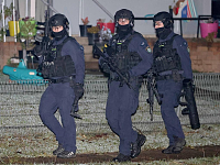 澳洲民宅被大批警力包围，全副武装！警匪对峙两小时，1男子被捕（组图）