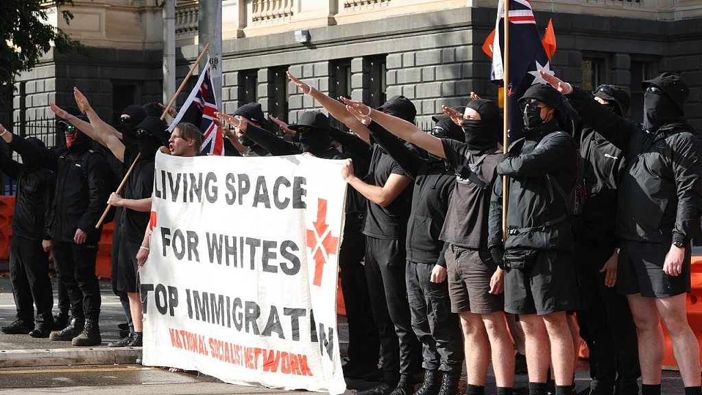 墨尔本CBD爆发抗议活动，大批新纳粹分子示威反对移民政策！与反种族主义者起冲突（视频/组图） - 9