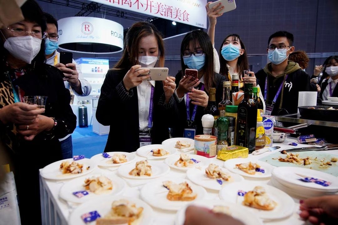2020年11月6日，在中国上海举行的第3届中国国际进口博览会 (CIIE) 期间，民众在澳洲食品摊位拍摄澳洲龙虾。（图取自路透社档案照）