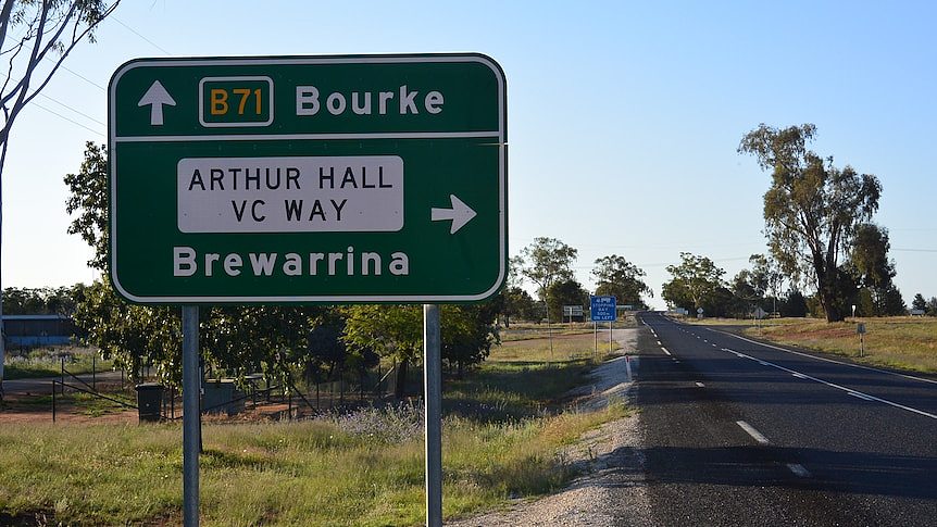 指示通往 Bourke 和 Brewarrina 的路标位于乡村公路边缘。