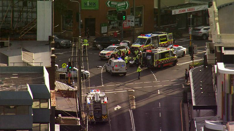 悉尼Crows Nest三名学生被撞伤，紧急送医！1男子被捕，周边交通严重拥堵（组图） - 1
