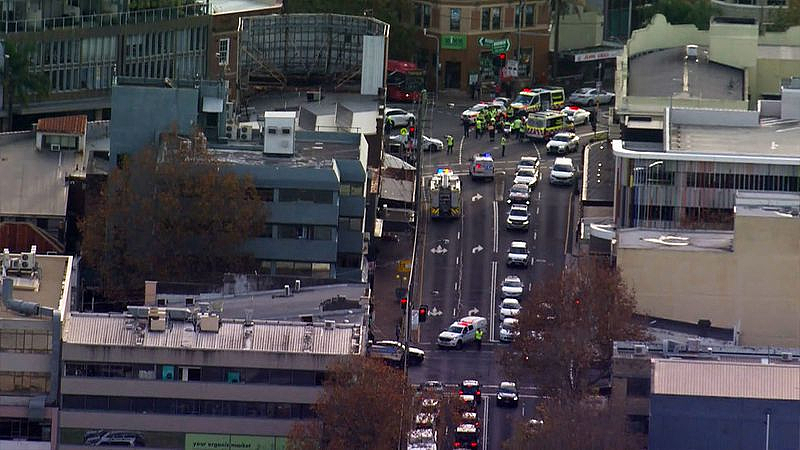 悉尼Crows Nest三名学生被撞伤，紧急送医！1男子被捕，周边交通严重拥堵（组图） - 2