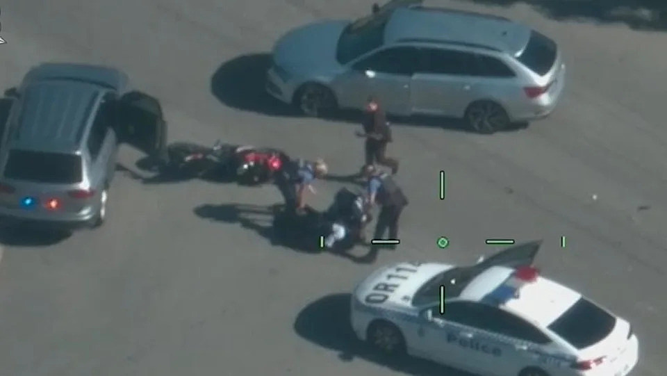 仍然来自西澳警察摩托车撞车和逮捕的视频
