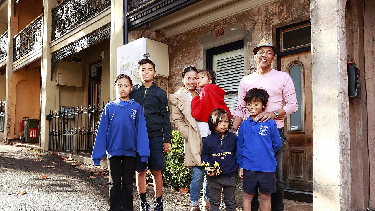 瞳 (Hitomi) 和曼努埃尔·拉姆纳克 (Manuel Ramnac) 以及他们的五个孩子是悉尼最令人向往的郊区之一皮尔蒙特 (Pyrmont) 仅有的房屋卖家之一。 图片：蒂姆·亨特。