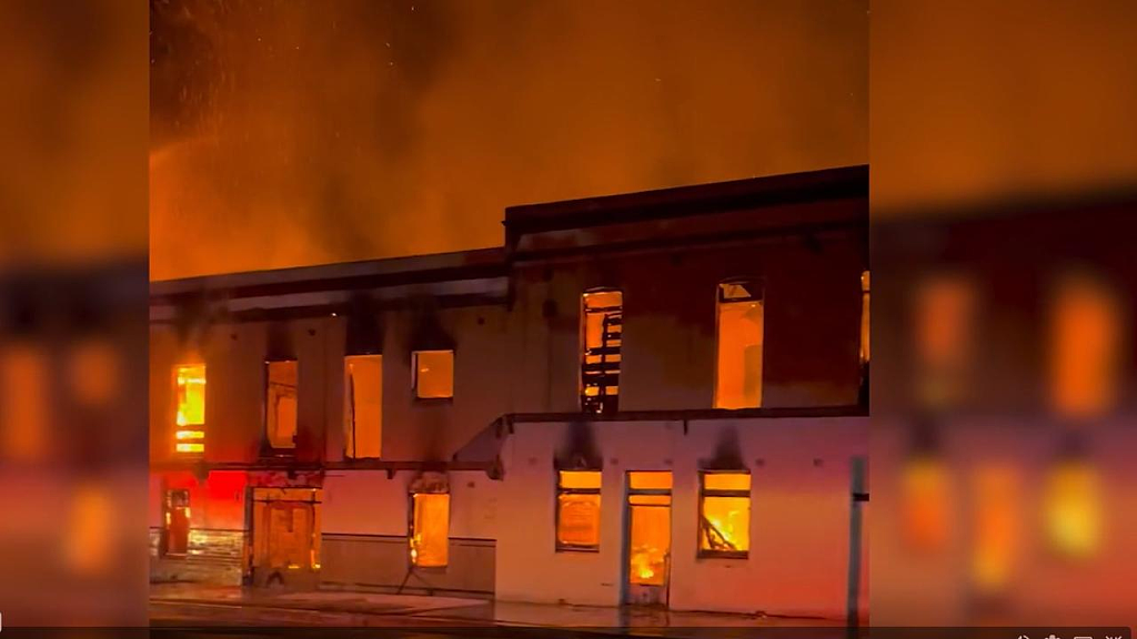 新州酒店起火，火光冲天！大批消防员到场，调查员认为火灾“可疑”（组图） - 2
