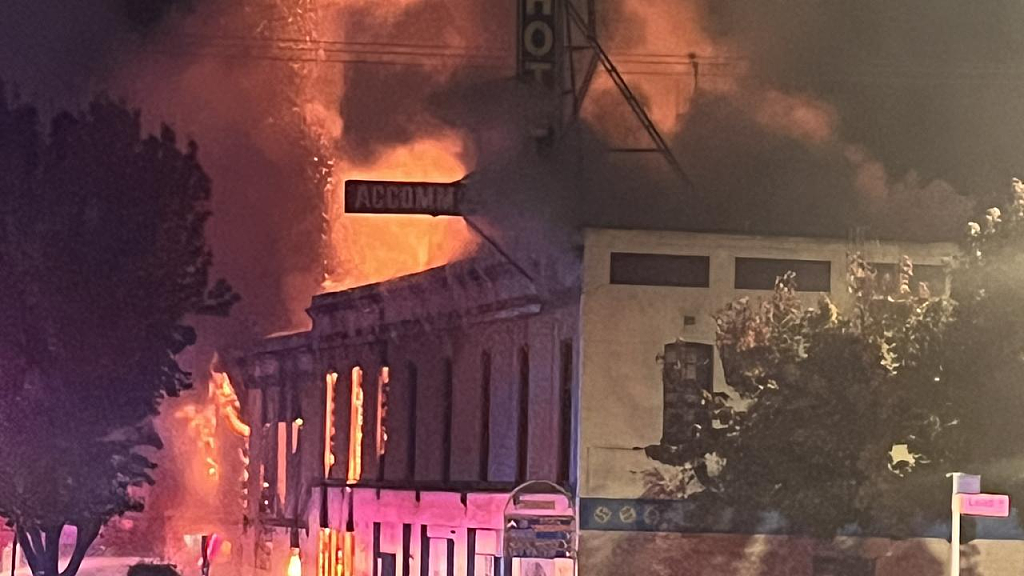 新州酒店起火，火光冲天！大批消防员到场，调查员认为火灾“可疑”（组图） - 3