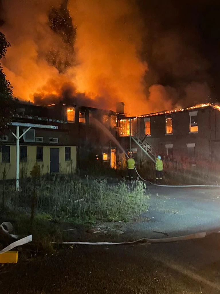 新州酒店起火，火光冲天！大批消防员到场，调查员认为火灾“可疑”（组图） - 4