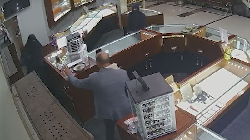 澳商场珠宝店被劫！2男持枪闯入威胁老板，携$20万珠宝逃走（视频/图） - 2
