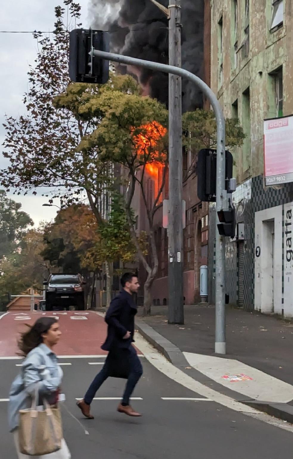 最新！悉尼CBD大火仍未彻底扑灭，周边区域持续封锁，两名学生向警方自首（视频/组图） - 35