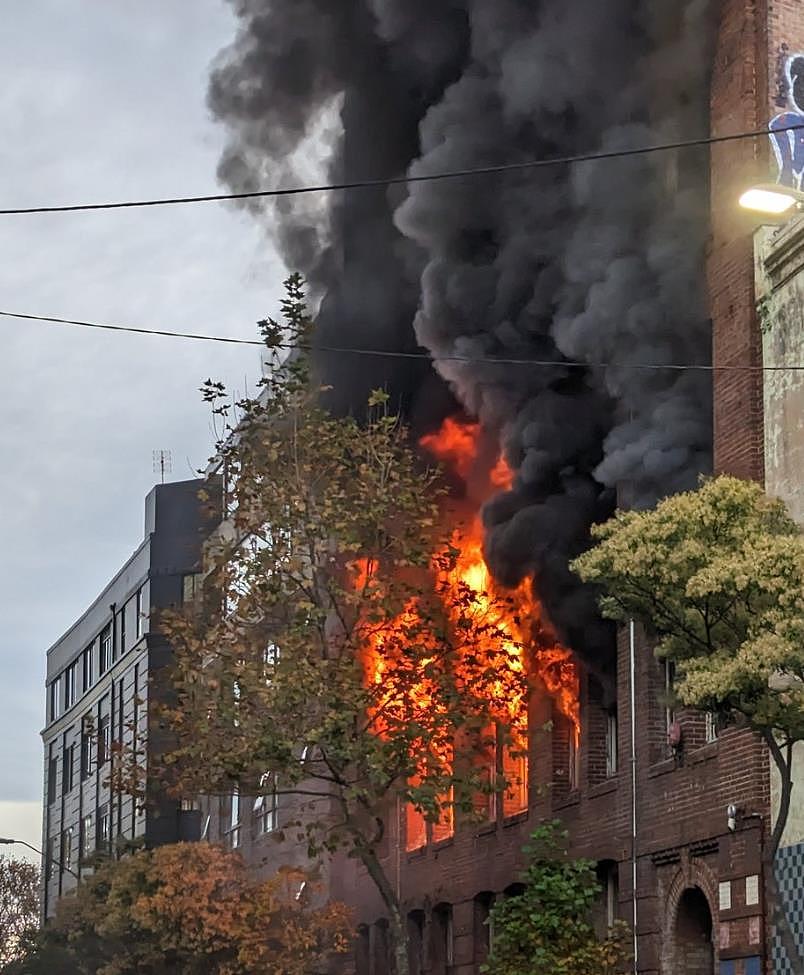 最新！悉尼CBD大火仍未彻底扑灭，周边区域持续封锁，两名学生向警方自首（视频/组图） - 34