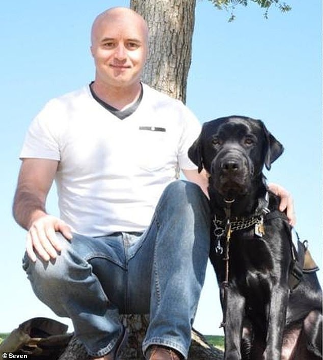 大卫·皮尔斯 (David Pearce) 是一名前海军陆战队队员，他的狗枪手帮助他治疗创伤后应激障碍 (PTSD) 和他在伊拉克巡回演出时遭受的脑损伤