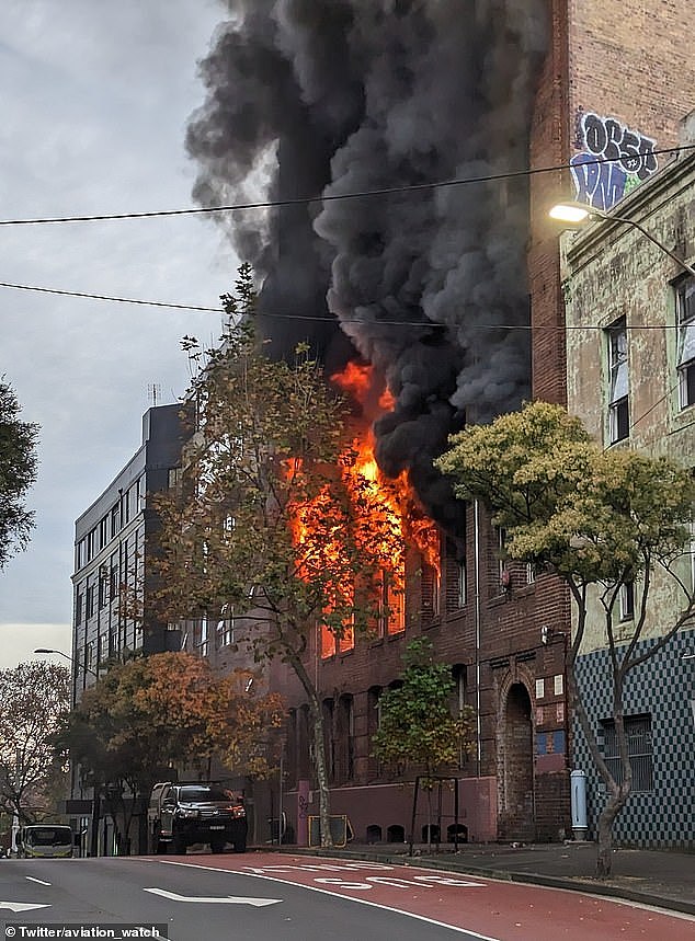该建筑于周四下午突然起火，使悉尼中央商务区陷入停顿