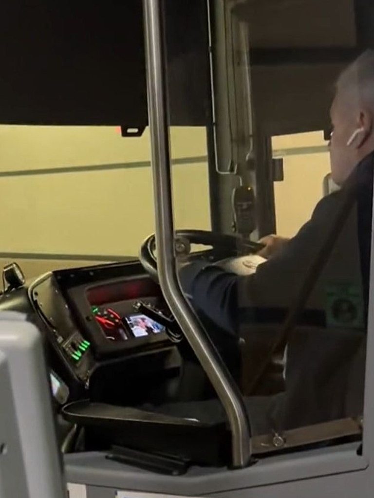 公交车司机在开车时戴着耳机被拍到。 图片：抖音