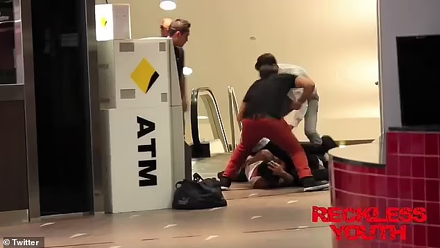 悉尼3男上演抢劫恶作剧，路人信以为真出拳相助，1人鼻子被打骨折！网友狠批：活该（视频/组图） - 3