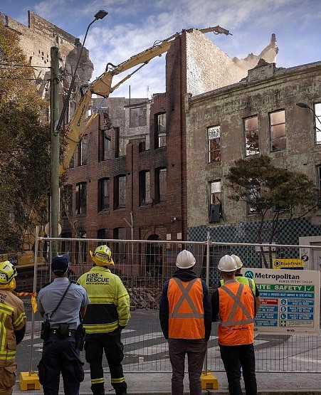悉尼CBD失火大楼今被拆除，通勤族驻足围观！失踪人员仍未找到（组图） - 2