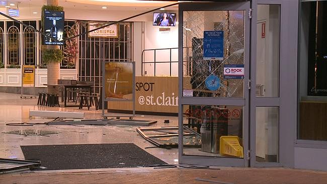Saint Clair 购物中心在一夜之间被抢劫。