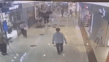 恐怖现场！ 香港女孩逛商场被狂捅34刀致死！ 闺蜜3次救人，遭割喉身亡，凶嫌诡异冷笑（视频/组图）