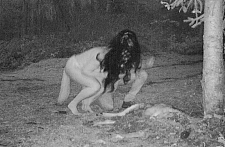 惊悚！两女子赤身裸体在夜间“啃食”野鹿，网友：可能是女巫（组图）