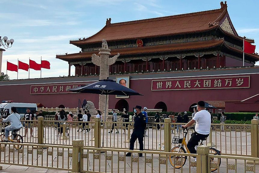 中国当局于六四前后在天安门广场加强了检查措施。