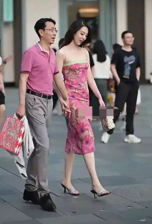 冲上热搜！中国国企高管携情妇逛街被街拍，视频抖音疯传！男方被免职，女方大量性感私照曝光（视频/组图） - 6