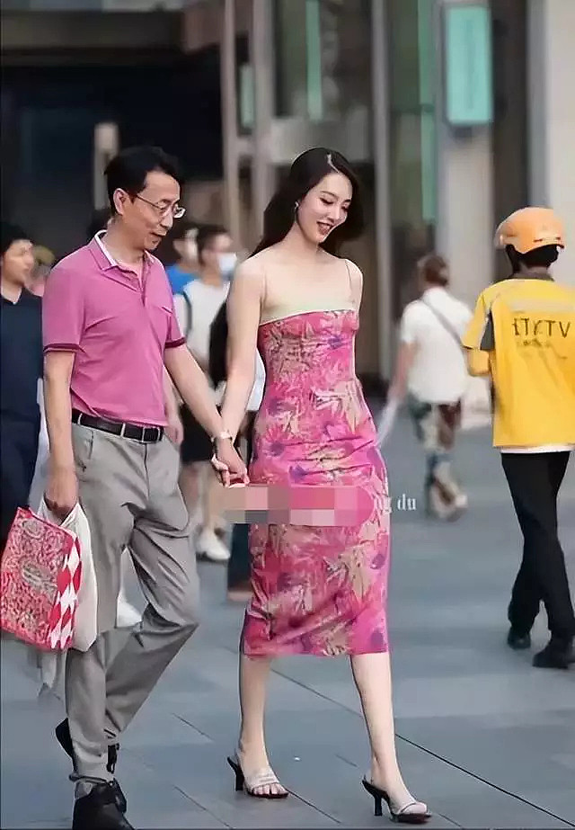 冲上热搜！中国国企高管携情妇逛街被街拍，视频抖音疯传！男方被免职，女方大量性感私照曝光（视频/组图） - 5