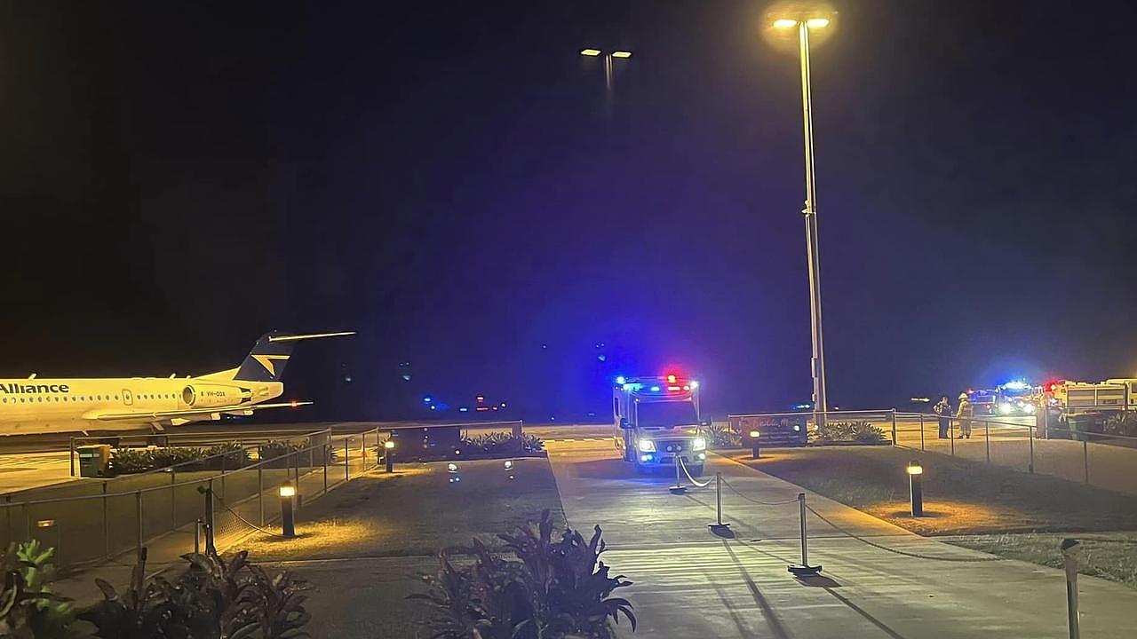 一架飞机起火后，莫兰巴机场，乘客被疏散。 图片：肯·诺伯里/Facebook